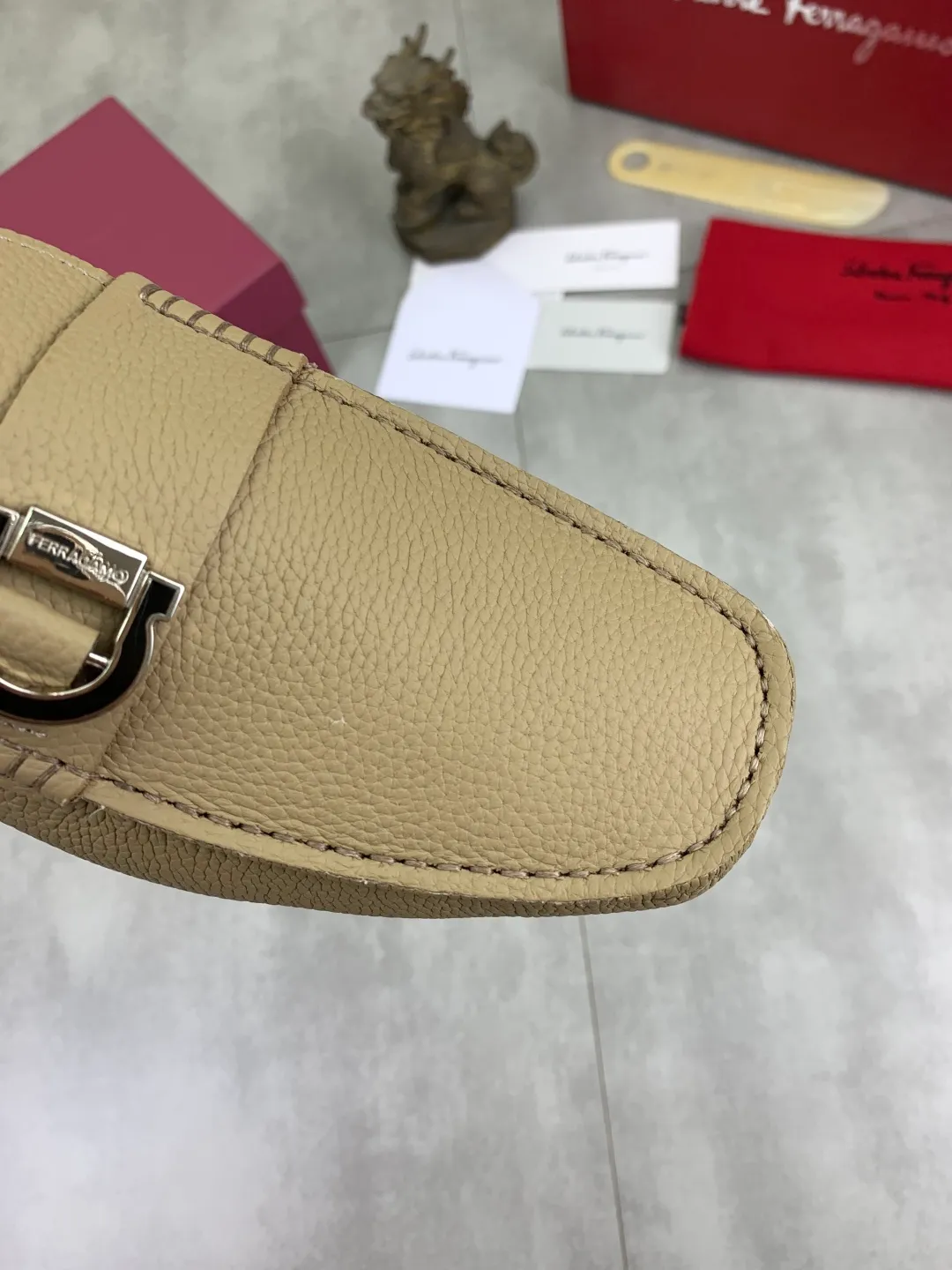 Men's shoes 💰P542 New model, high quality [Ferragamo/Ferragamo] Latest lazy slip-on shoes Original imported calfskin, imported cowhide lining + original luxury metal buckle + original combination outsole Comparison without pressure Code number: 38-45